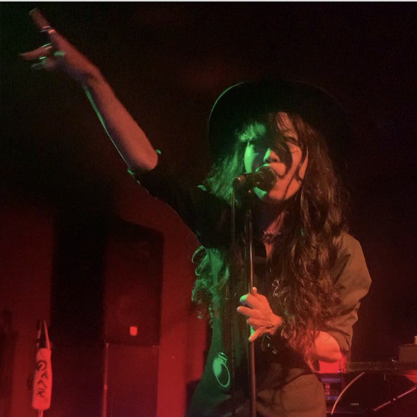 Nickmin11's tweet image. 昨日のエキマイクにもゲスト出演していてめっちゃカッコいい！と思ってたエレママ

ボーカルARISA ZOMBIEのお父様が土崎出身だそうで熱いザキの血入ってたら熱いはずだわー！🔥

生で初めて見て失禁レベルのカッコよさで泣いたー！
これからも追いかけたいです！
#ELECTRICMAMA
#NOWORNEVER
#shacotan