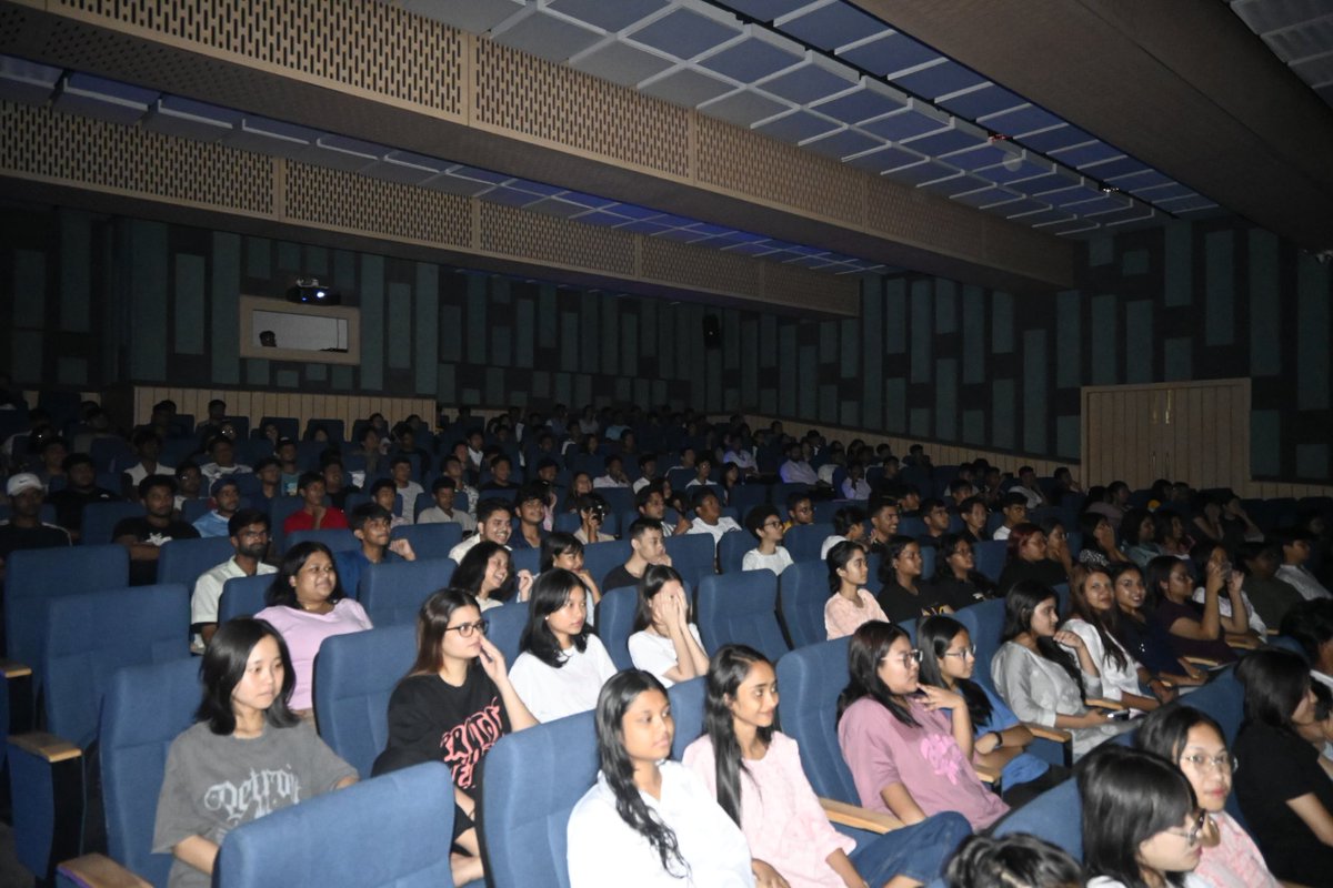RoyalGlobal_Uni's tweet photo. #MovieMagic
Royalites were treated to an Exclusive Screening of the Bollywood Movie 'Stree 2' at the Royal Movie Theatre today!
#Auditorium #SurroundSound #NEP2020 #CuttingEdgeTechnology #StunningSaturday #MovieMagic2024 #Stree2SarkateKaAatank #exclusivescreening https://t.co/mALpBIo3aS