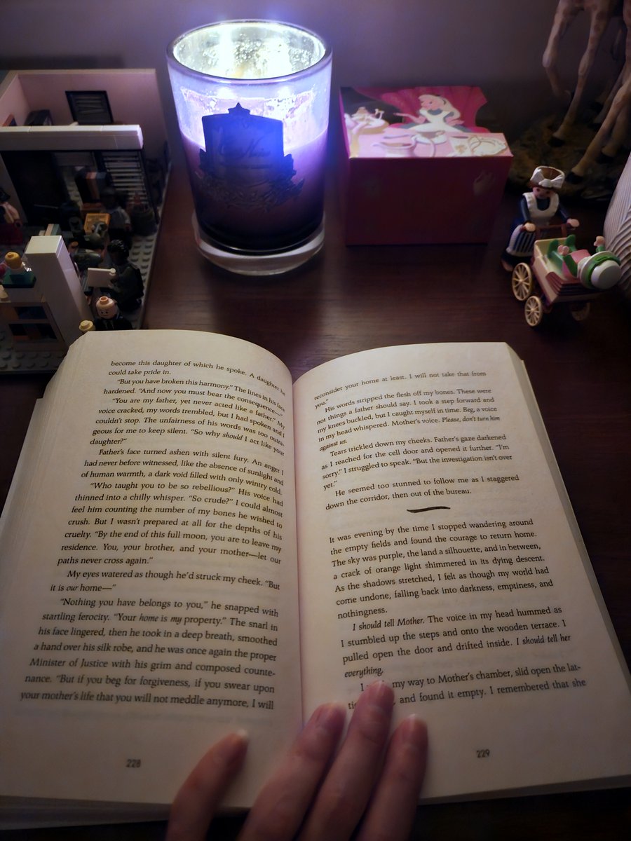 BTSBookClub_twt's tweet photo. #Day17 I thought why not light a candle (this one smells incredible), and dive further into the mystery. I am loving this book. What about you? 💜🌞

#BTSBookClub #BTSBC_BOTM #BookOfTheMonth #August #TheRedPalace #JuneHur #Candlelight https://t.co/dqkcDpjSfm