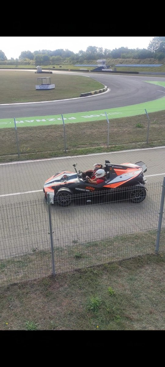KMichal09's tweet photo. KTM X-BOW. Polecam każdemu! Przyspieszenie jak z procy😎Super wrażenia😎
@jacekdusz @jacek96moto @MagdaJeep666 @OliWojowniczka @yaropol80 @JanekPancernych @Maciej05767631 @BandaGranda @Ravcio55 @dymidiuk
#KTMXBOW #TorPoznan https://t.co/FP6SPWkwLD
