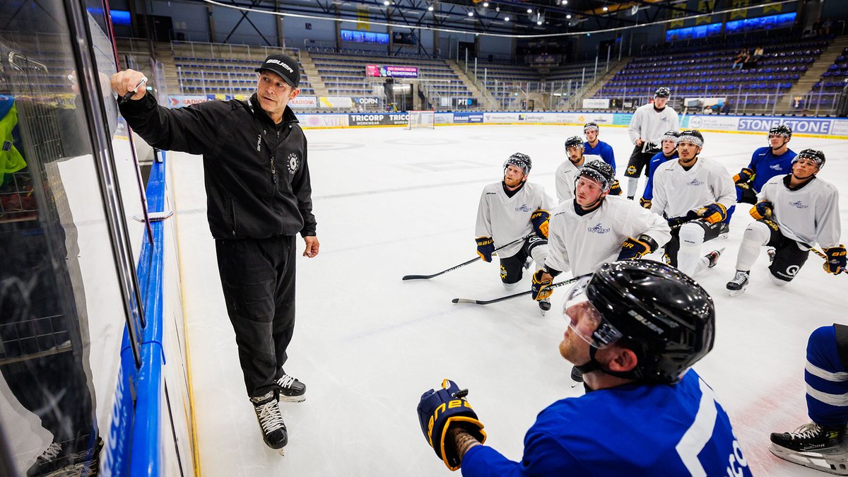 Enthousiasme en koude knietjes bij eerste ijstraining van het seizoen: Het is fris aan de blote knietjes in de ijshal; de fans van Tilburg Trappers komen vrijdagavond veelal in zomerse kleding naar Stappegoor om aanwezig te zijn bij de eerste (openbare)… dlvr.it/TC22Vq