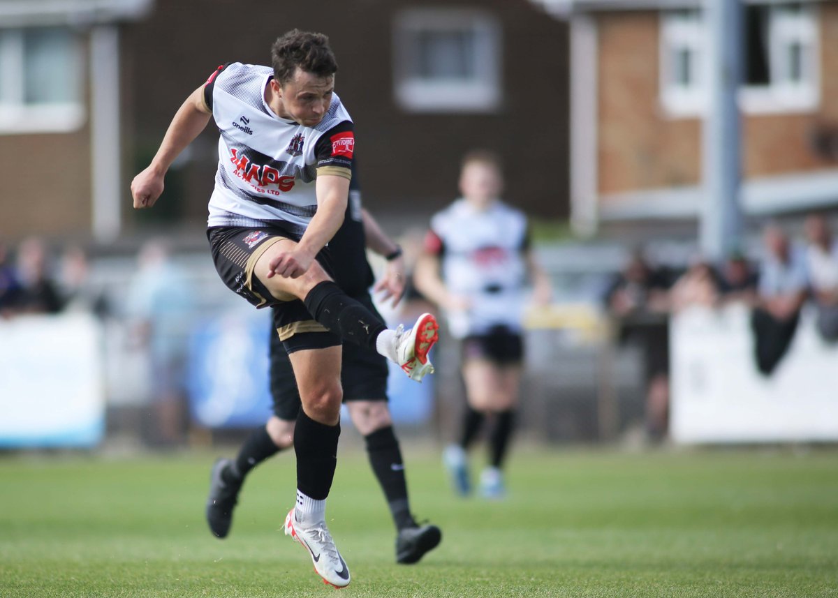 Match photos from Deal's 3-1 win over Lancing can be found on my Facebook page: Paul Willmott - fotoreel
Good luck to the Hoops in their FA Cup match at Haywards Heath this afternoon.