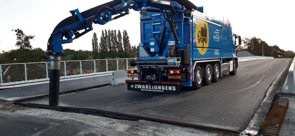 Mooi werk vandaag in opdracht van #BAM
Tijdelijk gevulde voegovergangen leegzuigen, deze waren tijdelijk afgevuld met grind. 
Dit laat maar weer eens zien hoe veelzijdig een #grondzuigwagen is. #snel #schoon en kinderlijk eenvoudig 💪👍 
Lekker gewerkt Ed!