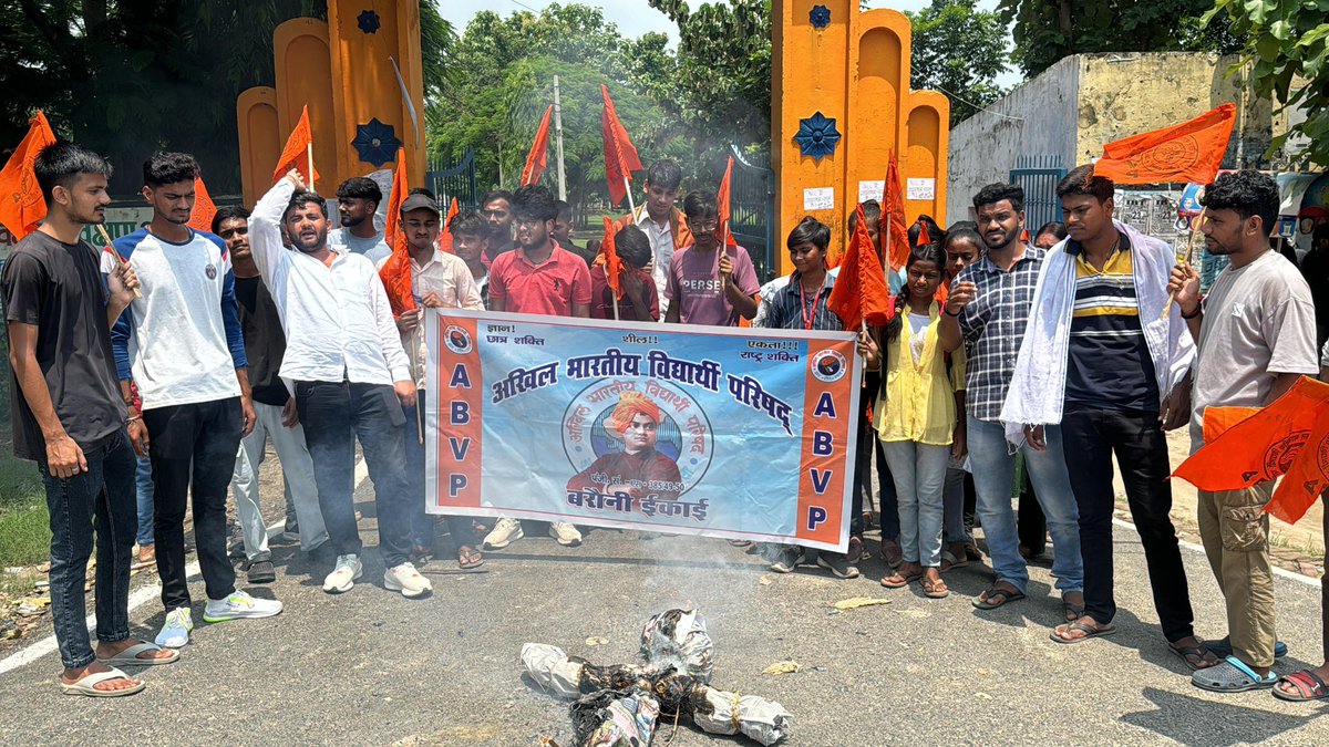अभाविप, बरौनी इकाई द्वारा पश्चिम बंगाल के कोलकाता में एक ट्रेनी जूनियर महिला डॉक्टर के साथ हुए दुष्कर्म और जघन्य हत्या के विरोध में आक्रोश मार्च निकाला गया। 

#justiceformoumitadebnath