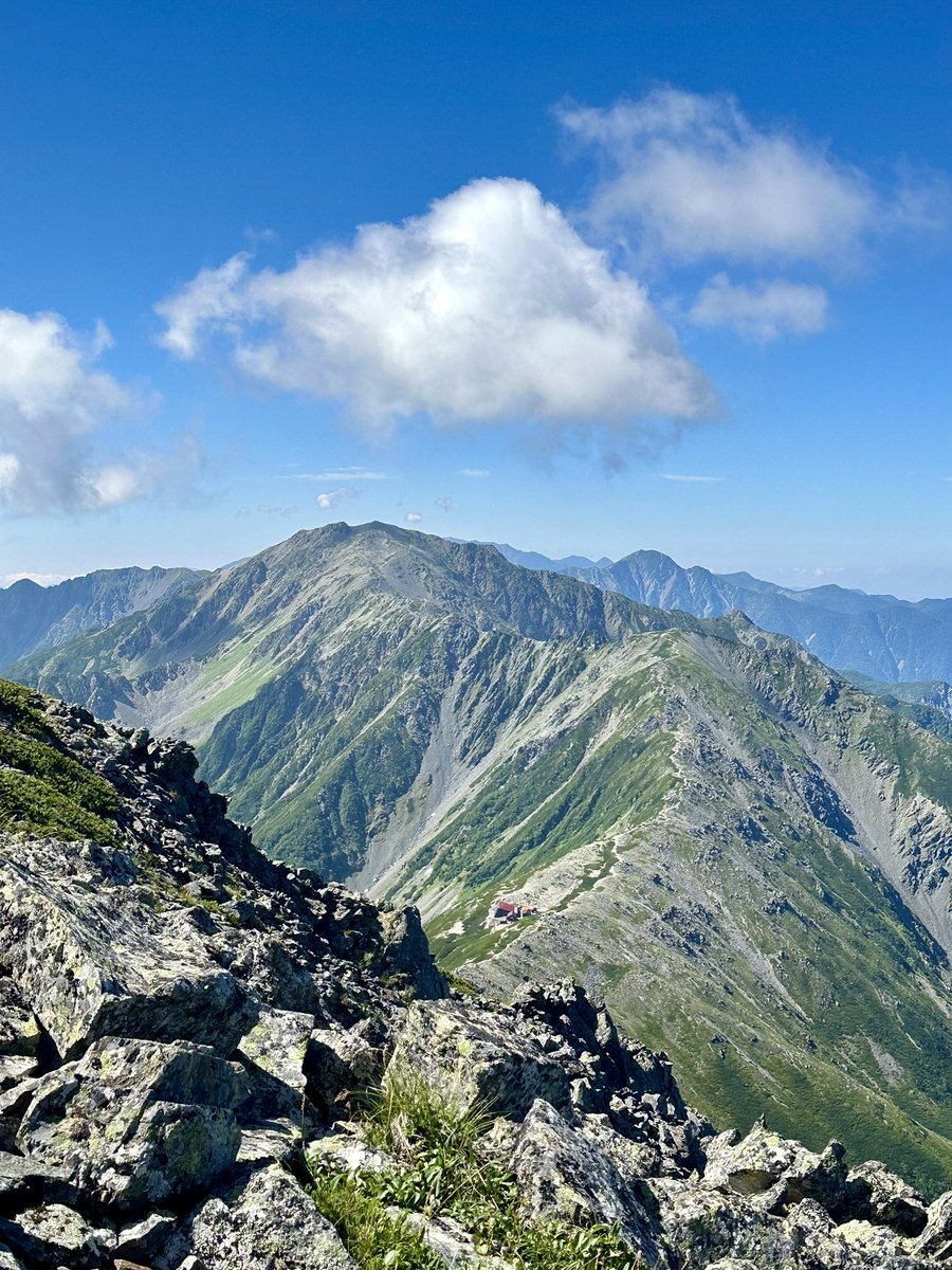 rachan68's tweet photo. 日本で2番目に高い北岳（南アルプス）から
日本で1番高い富士山と3番目の間ノ岳を https://t.co/LXRqI7GU88