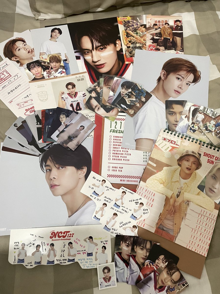 markuriee82's tweet photo. want to sell !! ✨ udah stop collect, tolong dibelii gengss 😭😭🙏 penuh banget ini kamarkuuu, tolonggg 

10K/3pc ato postcard ato poster bebas pilih nyampur juga gapapa 😄 
🏡 surabayaaa https://t.co/KpwW14yDEL