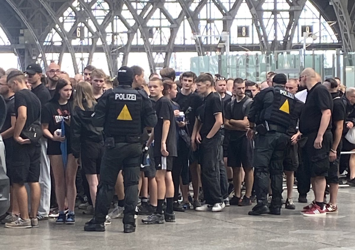 Von jedem Einzelnen werden die Personalien aufgenommen. Anfangs dachte ich noch, es wären vor allem ältere Rechtsextreme da - aber je länger die Maßnahme dauert, Personen in die Schlange treten, wir klar wie jung viele da sind: Manche vielleicht gerade mal 14. #le1708