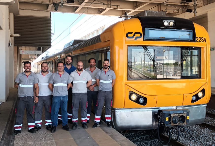 Filipa_SPereira's tweet photo. Mais um comboio entregue após uma intervenção profunda nas oficinas da CP - Comboios de Portugal.
A UTE 2284 fez uma revisão do tipo R2 e é a primeira Lili a sair à rua com um novo look.
Parabéns a toda a equipa que esteve envolvida e que cumpriu exemplarmente mais um desafio. https://t.co/CHHnFvOSZN