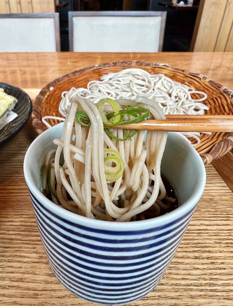暑いと冷たい天ぷらそばが食べたくなりますが、冷たいそばはつゆ、ネギ、わさびでさっぱり
カリカリ感が大好きです🍤