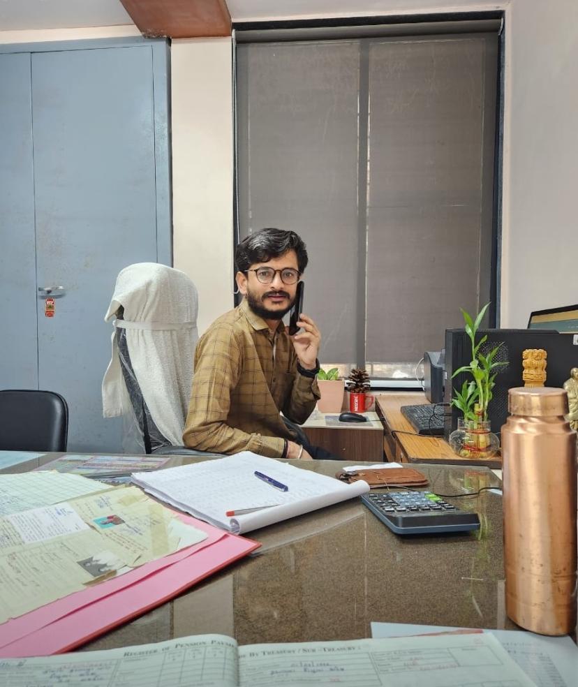 અમરેલી જિલ્લાના નીલવળા ગામના તરવરિયા કાઠી યુવાન જયેશ ખાચરે ૨૦૧૮માં જી.પી.એસ.સી.ની પરીક્ષા પાસ કરી અને નાણા વિભાગમાં ક્લાસ-૨ અધિકારી તરીકે સેવામાં જોડાઈ ગયો. ગામડાની સરકારી શાળામાં ભણેલો આ યુવાન પોતાની ક્ષમતાના જોરે માત્ર ૨૨ વર્ષની ઉંમરમાં અધિકારીના ઉચ્ચ પદ પર પહોંચી ગયો. ૨૦૧૮ની