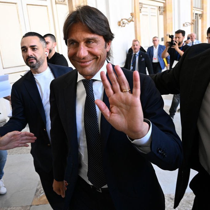 FabrizioRomano's tweet photo. 🚨🔵 Antonio Conte on Lukaku deal: “I don’t talk about players who are not part of Napoli squad”.

“On Victor Osimhen, it’s a situation that it’s 100% in the hands of the club and the player. I’m not entering into this story as it all started before I arrived here”. https://t.co/WEnnQDBl2R