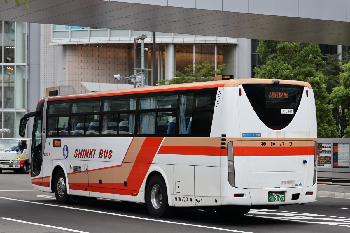 神姫バスのエアロエース(岡山200か925) 津山の所属で三田地区～大阪間