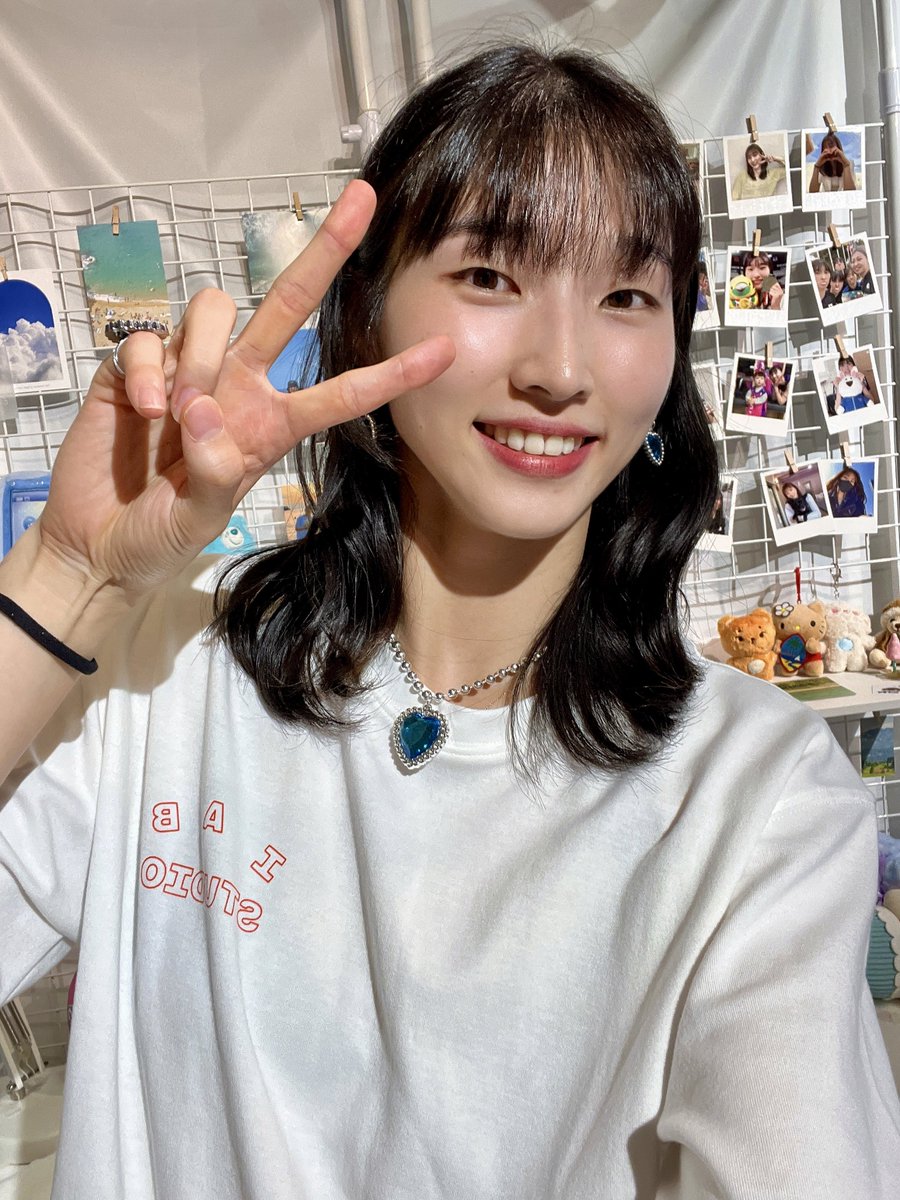 어플로 셀카 찍어달라고줬는데 뭘 이거저거 누르더니 뽀샤시해서 좋네여 ^ㅁ^ 하고주길래 보니까 유료기능으로 찍어줌,, 저장하려니 구독결제하래서 어쩔수없이 결제한 사연