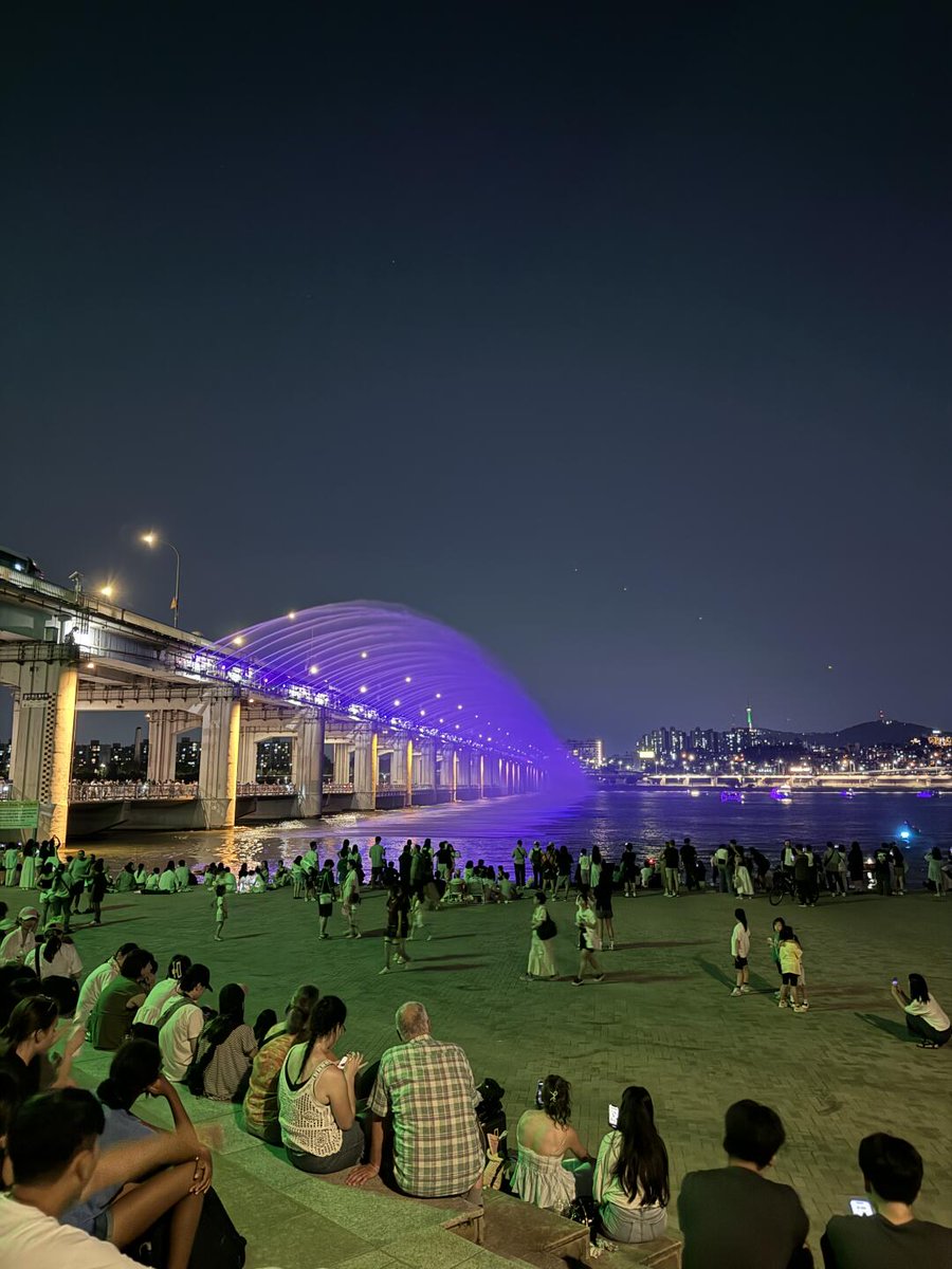 Francisneros12's tweet photo. 麻浦漢江公園でこんなに美しい噴水ショーを見ることができます。韓国の漢江に来る機会があれば、ぜひここに立ち寄ってくださいね！ https://t.co/nC3XsddJNK