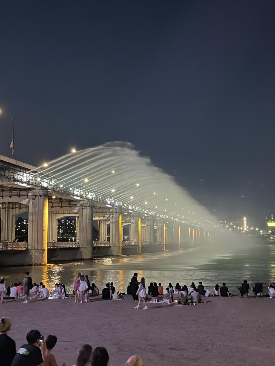 Francisneros12's tweet photo. 麻浦漢江公園でこんなに美しい噴水ショーを見ることができます。韓国の漢江に来る機会があれば、ぜひここに立ち寄ってくださいね！ https://t.co/nC3XsddJNK