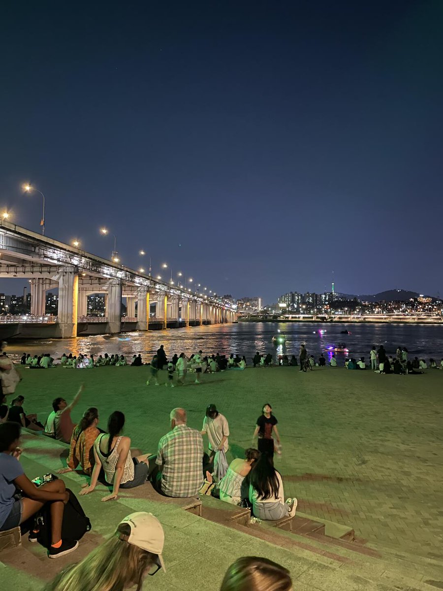 Francisneros12's tweet photo. 麻浦漢江公園でこんなに美しい噴水ショーを見ることができます。韓国の漢江に来る機会があれば、ぜひここに立ち寄ってくださいね！ https://t.co/nC3XsddJNK