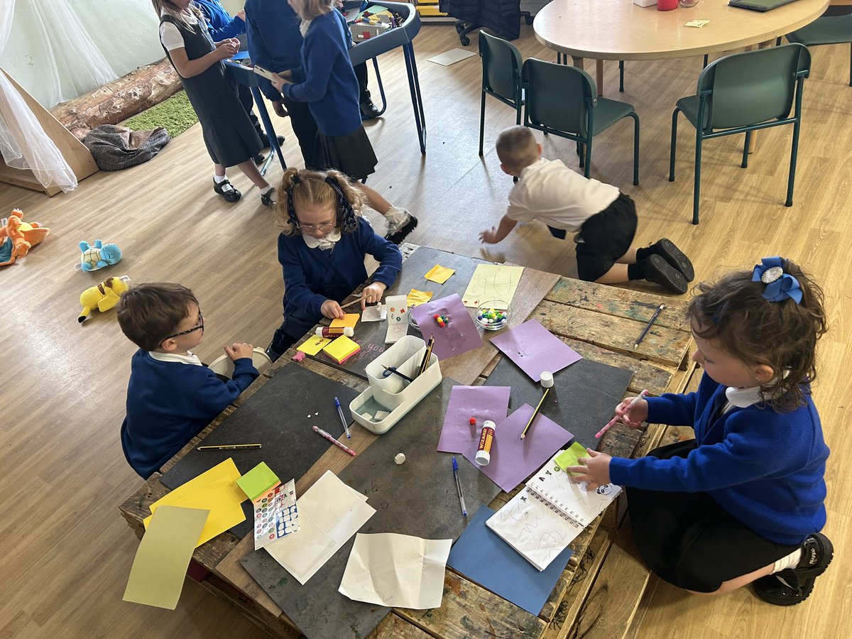 MrsGallAPS's tweet photo. First week snapshot 📸 We used our detective skills when asked “Who do we know and where to we go?” Our buddies visited us and we had lots of fun playing with our friends indoors and out ☺️ @airthprimary https://t.co/auo83OYFq4