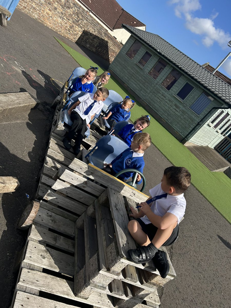 MrsGallAPS's tweet photo. First week snapshot 📸 We used our detective skills when asked “Who do we know and where to we go?” Our buddies visited us and we had lots of fun playing with our friends indoors and out ☺️ @airthprimary https://t.co/auo83OYFq4
