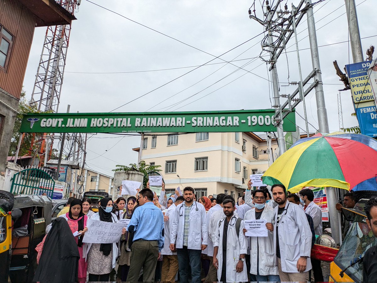 DrBhamoo's tweet photo. Kashmir to Kanyakumari 
💥❌❌No safety No work 💥❌❌
#JusticeForMoumita 
#justiceformoumitadebnath 
@sarkari_doctor 
@aajtak @ABPNews @ANI @Dr__Meenakshi @DrDhruvchauhan @drsanjaypayal @drkcjat3178 @Drkhan077 https://t.co/s2C6pMtm6P