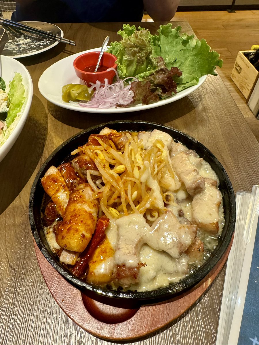 su3_taka3's tweet photo. 炭火Roast. Red Graffiti@アソビル
今日は #うま辛麻辣サムギョプサルチーズサムギョプサル #チーズシーザーサラダ をいただきました。
#アソビル #横浜 #炭火ロースト #横浜駅東口 #ランチ #RedGraffiti #バンクシー #レドグラ https://t.co/T4cuS0tDza