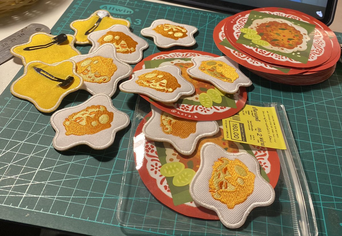 #สายผลิตแนะนำโรงงานไทย
ถือโอกาสแนะนำโรงงานที่บ้านซะเลย เป็นโรงปักเล็กๆที่ทำกันภายในครอบครัวค่ะ ปักเสื้อ ปักกระเป๋า อาร์ม ฯลฯ ซึ่งพวกกู๊ดที่เห็นนี่ก็วาดเองปักเอง5555 เรากำลังจะทำเพจให้พ่อแม่ใหม่เร็วๆนี้ แต่ถ้ามีแบบและจำนวนในใจอยากสอบถามไว้ก่อนก็ติดต่อผ่านเราโดยตรงได้เลยย🫶✨ (+)