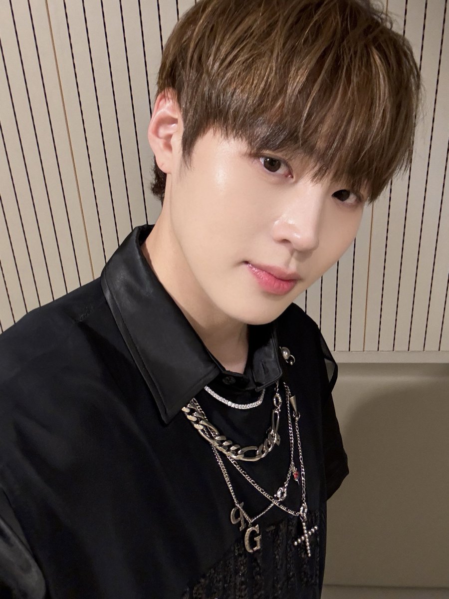 [#하성운] 📸

240817 팬사인회 완료🖤

말랑 복숭아와 함께한 오늘🍑 콕 찌르고 싶은 맘 꾹 참고 성운이와 함께해 주셔서 감사합니다🥰

#HASUNGWOON #Blessed