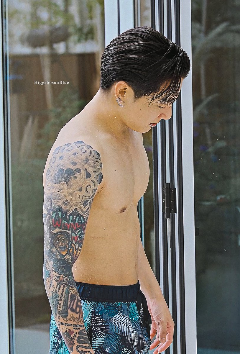 ⠀

⠀⠀⠀หยุดยืนครู่หนึ่ง ใจที่เคยเต้นรัวจากการว่ายน้ำเริ่มกลับมาสงบ วอนโฮเงยหน้ามองท้องฟ้า ลมหายใจลึกพ่นออกมาเบา ๆ เสียงนกร้องในระยะไกล เสียงลมพัดเบา ๆ ที่พัดผ่านต้นไม้และใบหญ้า เป็นเสียงที่ทำให้จิตใจเขาผ่อนคลาย

⠀⠀⠀#𝐆𝐨𝐨𝐧𝐠𝐡𝐨𝐮𝐫𝐬
 
⠀