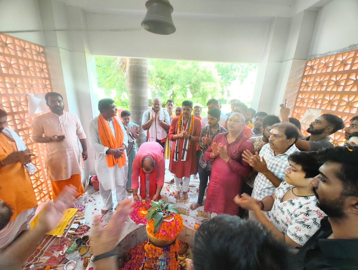 SakshamMis11288's tweet photo. श्रावणमास केपावनमास मेंहबीबुल्लाह छात्रावासमें रुद्राभिषेक का कार्यक्रम संपन्न हुआ जिसमेविश्विद्यालयके कुलपति प्रो.श्रीआलोक राय, प्रोवीसी प्रो मनुकाख��्ना,डीसडब्लूप्रो वी के शर्मा,मुख्यअभिरक्षकप्रो ऐ के सिंह,तथा छात्रावासकेप्रोवोस्ट डामहेंद्रकुमारअग्निहोत्री, डाआशीषअवस्थी मौजूदरहे https://t.co/h2GDaoY6ha