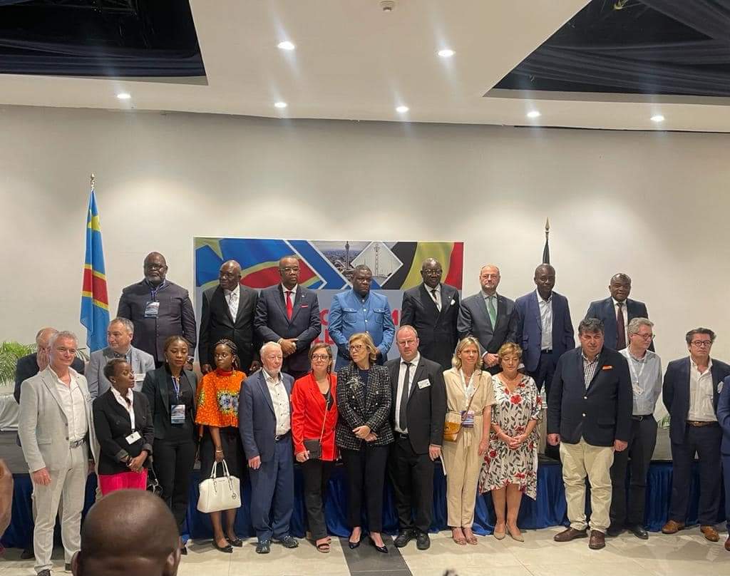 Aigle603482822's tweet photo. Retour en image de toutes les ations de l'anapex sous la direction du DG mike tambwe
#RDC #ANAPEX #COMMEXT
Les hommes d’affaires de la Wallonie découvrent l’ANAPEX
Brillante intervention du Directeur Général de l’Agence Nationale de Promotion des Exportations (ANAPEX), Mike Tambwe Lubemba, à l’ouverture des travaux de la mission économique wallonne en RDC ce lundi 6 février 2023 au Pullman Hôtel/ Kinshasa.
Se focalisant sur le thème général de la mission, à savoir: “Les relations belgo-congolaises: construire sur les acquis et développer de nouvelles opportunités”, le DG Mike Tambwe a présenté l’ANAPEX comme étant l’interface indiqué pour prendre en charge toutes les préoccupations autour des exportations des produits made in Congo d’origine agricole, agro-industrielle, industrielle et artisanale.
Appellant à des partenariats intelligents et mutuellement bénéfiques entre la région wallonne et la RDC, le numéro un de l’ANAPEX a mis en évidence le rôle de son établissement comme outil d’intelligence économique du Gouvernement dans la matérialisation de la vision du Président de la République, Félix-Antoine Tshisekedi, de réussir “la revanche du sol sur le sous-sol”.
Le DG Mike Tambwe s’est dit “séduit par la perspective des actions communes à mener entre l’ANAPEX et l’Agence Wallonne à l’Exportation et aux Investissements Etrangers « AWEX “…dans l’optique de promouvoir les exportations congolaises en Belgique et ouvrir le marché congolais aux entreprises belges.”
La Délégation de l’ANAPEX comprenait, outre le Directeur Général Adjoint, des Directeurs et autres cadres de l’Agence.
@fatshi13
@SuminwaJudith @julienpalukucom