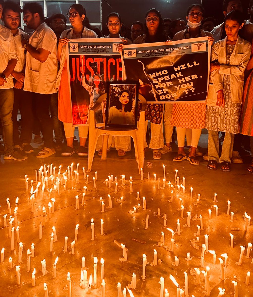 bonish_thacker's tweet photo. We want JUSTICE.
Candle light march at C U SHAH MEDICAL COLLEGE &amp; HOSPITAL, SURENDRANAGAR GUJARAT.
#JusticeForMoumita
#justiceformoumitadebnath 
#BengalHorror https://t.co/T6nlgczqpJ