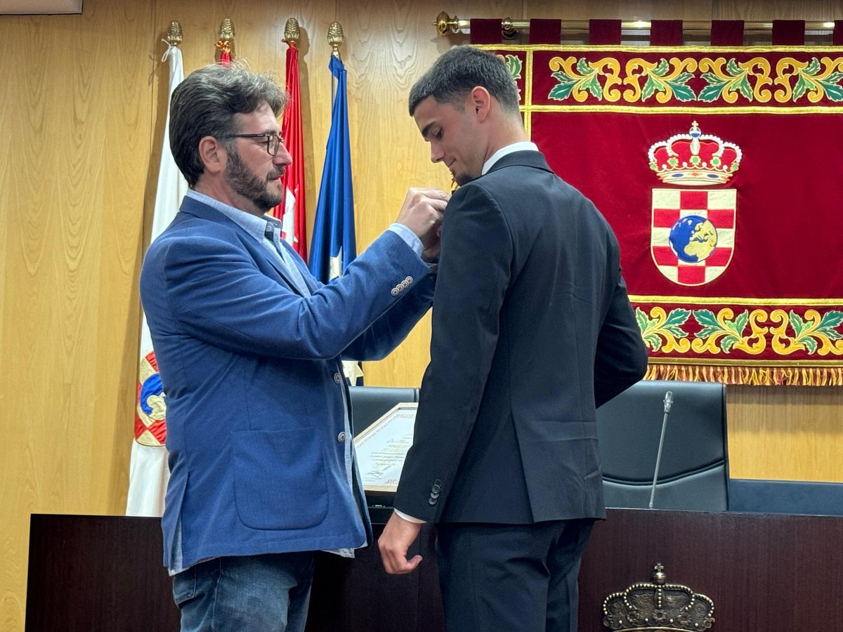 AytoPinto's tweet photo. 🥇Pinto rinde homenaje a Miguel Gutiérrez, primer oro olímpico en la historia de la ciudad

✅El Alcalde de Pinto, @Aguado_pp, ha anunciado el inicio de los trámites para nombrar al jugador Hijo Predilecto de la ciudad.

📰Más información👉https://t.co/cvaLFKSBBT https://t.co/swTO0N6h9L