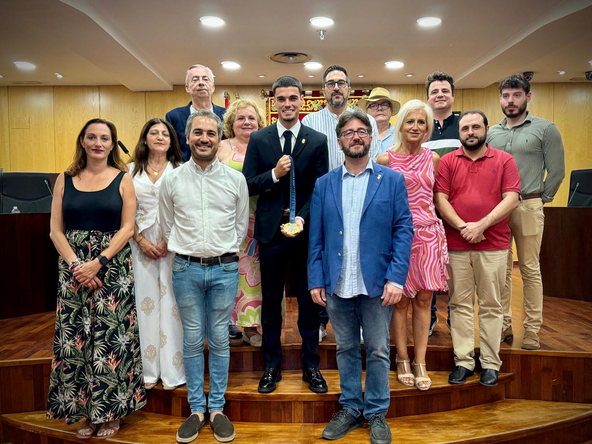 AytoPinto's tweet photo. 🥇Pinto rinde homenaje a Miguel Gutiérrez, primer oro olímpico en la historia de la ciudad

✅El Alcalde de Pinto, @Aguado_pp, ha anunciado el inicio de los trámites para nombrar al jugador Hijo Predilecto de la ciudad.

📰Más información👉https://t.co/cvaLFKSBBT https://t.co/swTO0N6h9L