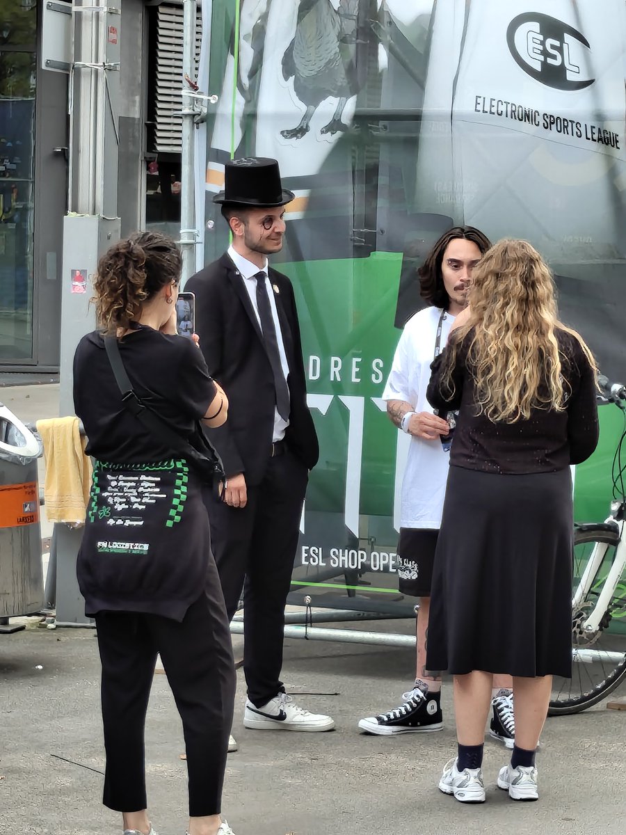 Die ersten Interviews werden auch schon geführt! 🌊🔥