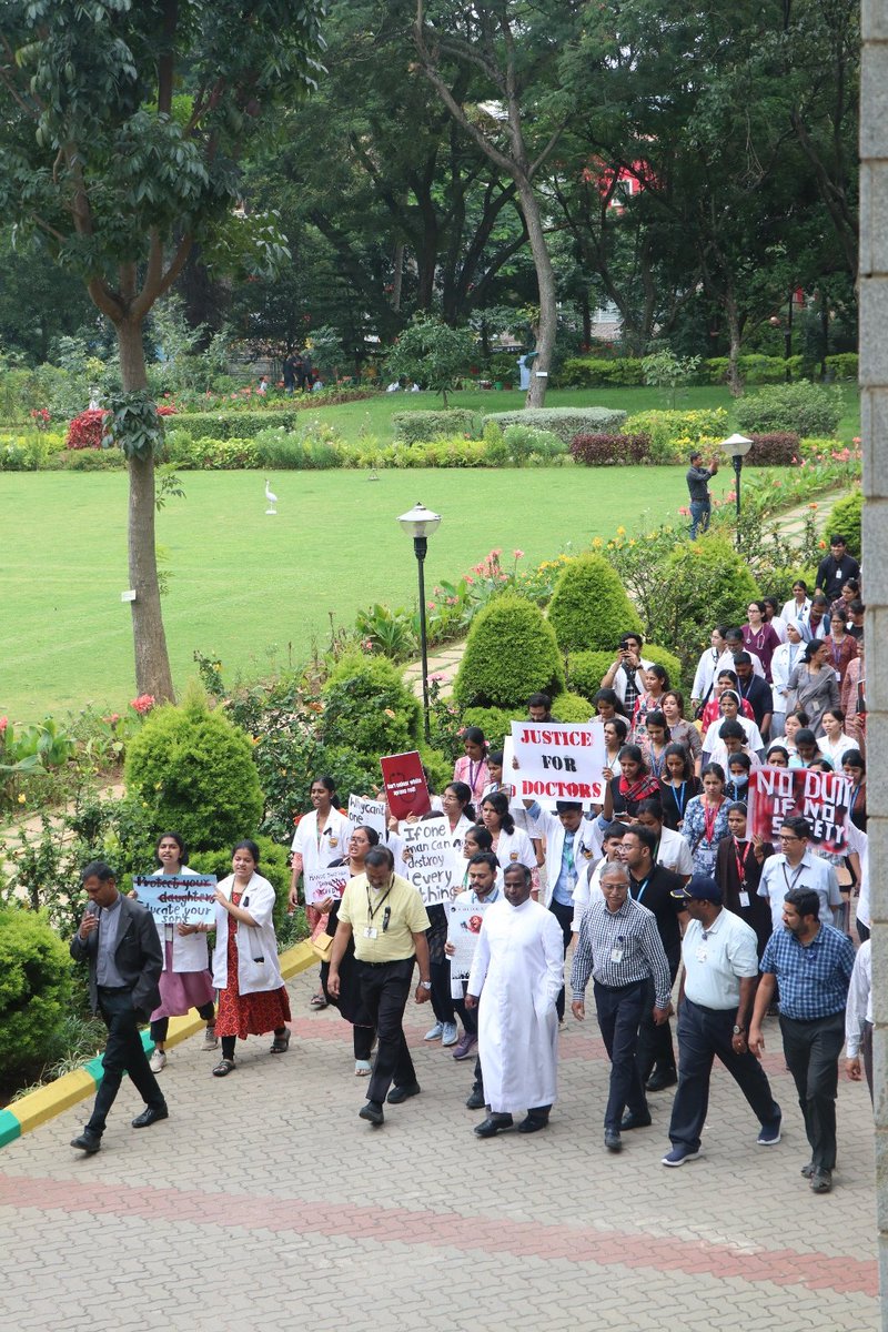 StJohns_Blr's tweet photo. Over 1500 students, PG residents, interns, nurses &amp; doctors at #SJMC B'lore held a protest march on Aug 17th, as a mark of solidarity with country’s medical fraternity &amp; expressing outrage at happenings surrounding violence on medical professionals at Kolkata over last few days https://t.co/qUJYJqV0FL