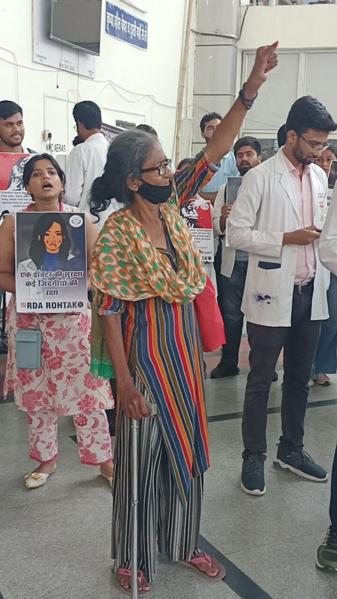 Parmana75684584's tweet photo. A Old Age women shouting for Justice for #RGKarMedicalCollage in OPD in PGIMS, ROHTAK . She knows the seriousness of Matter local people also with us stand for Justice ⚖️.

@rdarohtak 
#JusticeForMoumita
#KolkataDoctor https://t.co/jrgnaoBOh6