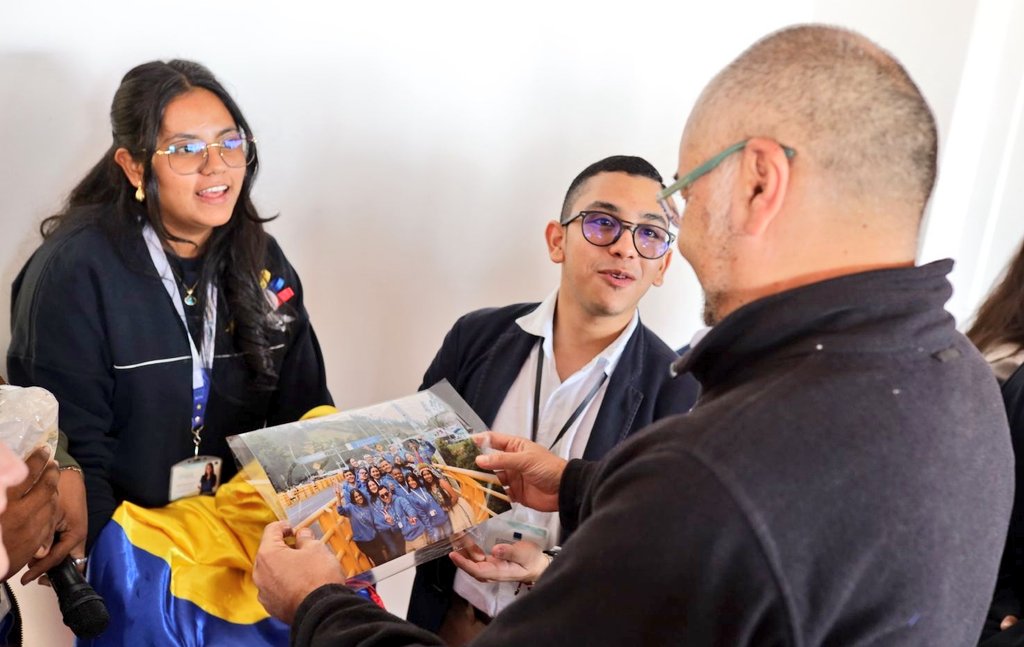 Gilles Bertrand 🇪🇺🤝🏽🇨🇴 (@gbertrand_ue) on Twitter photo Las juntas asesoras de juventudes de <a href="/UEenColombia/">Unión Europea en Colombia 🇪🇺</a> 🇪🇺🇨🇴 y <a href="/UEenEcuador/">UE en Ecuador 🇪🇺</a> 🇪🇺🇪🇨 se reunieron por primera vez en Tulcán e Ipiales. Acordaron una agenda binacional de incidencia en temas de medioambiente, paz, empleo y educación. La juventud latinoamericana, fuerza imparable de cambio. Las juntas asesoras de juventudes de <a href="/UEenColombia/">Unión Europea en Colombia 🇪🇺</a> 🇪🇺🇨🇴 y <a href="/UEenEcuador/">UE en Ecuador 🇪🇺</a> 🇪🇺🇪🇨 se reunieron por primera vez en Tulcán e Ipiales. Acordaron una agenda binacional de incidencia en temas de medioambiente, paz, empleo y educación. La juventud latinoamericana, fuerza imparable de cambio.