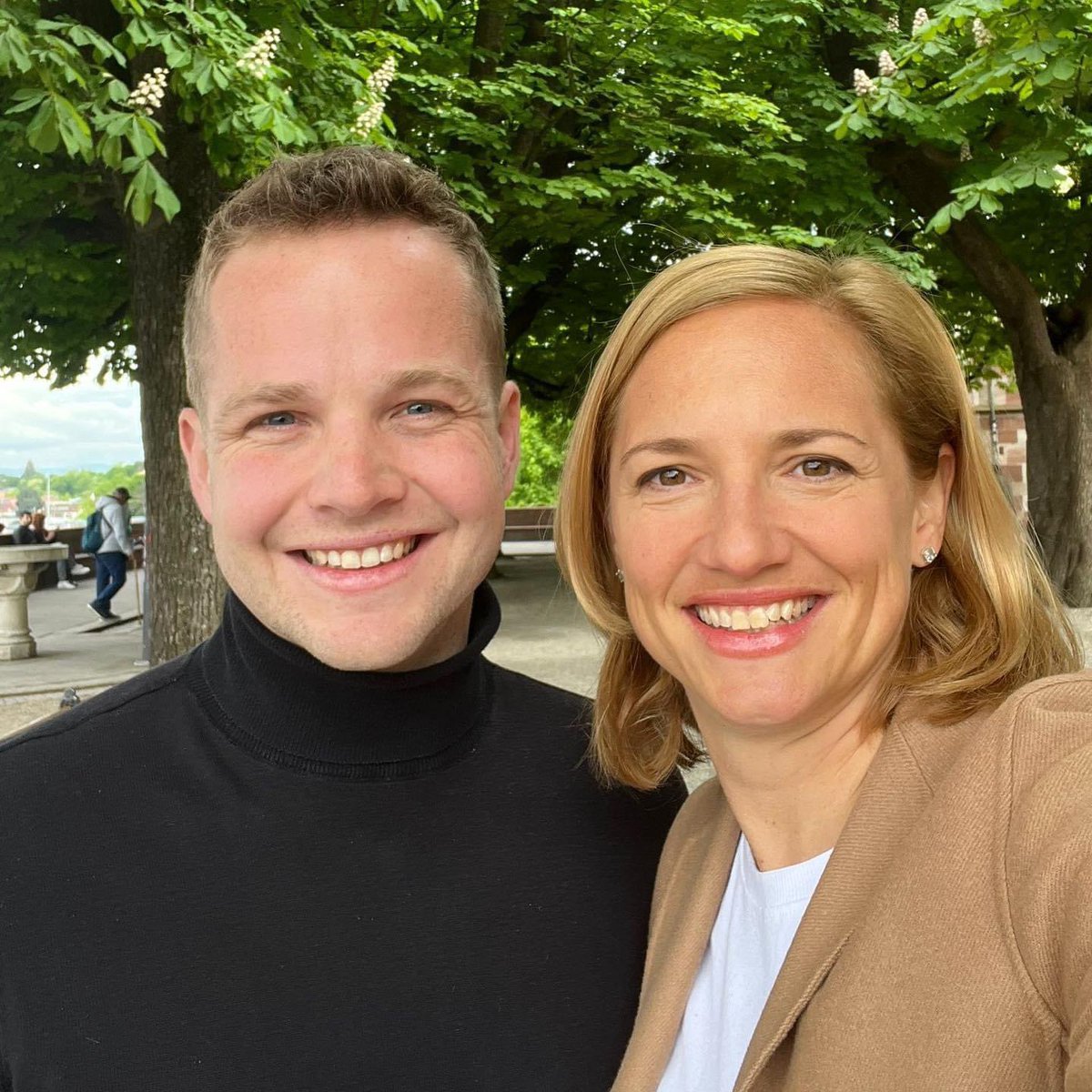 fabioback1's tweet photo. Hallo Basel, uns kannst Du im Oktober wählen ☀️

@EstherKellerBS kandidiert wieder für den Regierungsrat. Und ich würde mich gerne im Parlament engagieren. 

Im Oktober passt dann auch der Rollkragenpulli wieder…

#teamesther #mutzumehr #glpwahlenbs24 https://t.co/SB6IEbHyi4