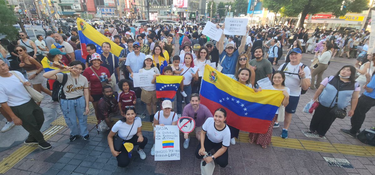 JemLuza's tweet photo. Hoy me encontré con muchos venezolanos en Tokio. Todos nos reconocimos en las historias del emigrante. En el duelo de no reconocer la casa. En el sueño de un país distinto. 

#17ago #Venezuela https://t.co/ap43xb0PnO