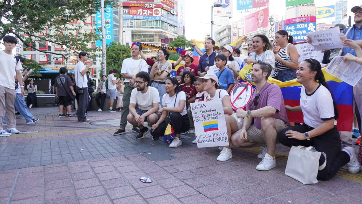 JemLuza's tweet photo. Hoy me encontré con muchos venezolanos en Tokio. Todos nos reconocimos en las historias del emigrante. En el duelo de no reconocer la casa. En el sueño de un país distinto. 

#17ago #Venezuela https://t.co/ap43xb0PnO