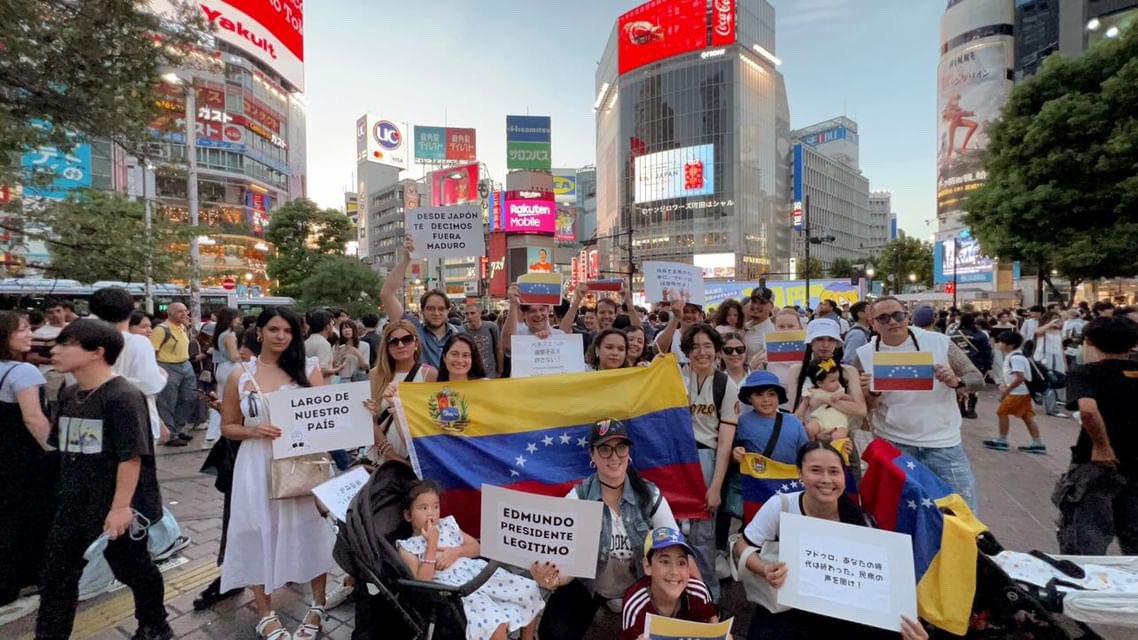 JemLuza's tweet photo. Hoy me encontré con muchos venezolanos en Tokio. Todos nos reconocimos en las historias del emigrante. En el duelo de no reconocer la casa. En el sueño de un país distinto. 

#17ago #Venezuela https://t.co/ap43xb0PnO