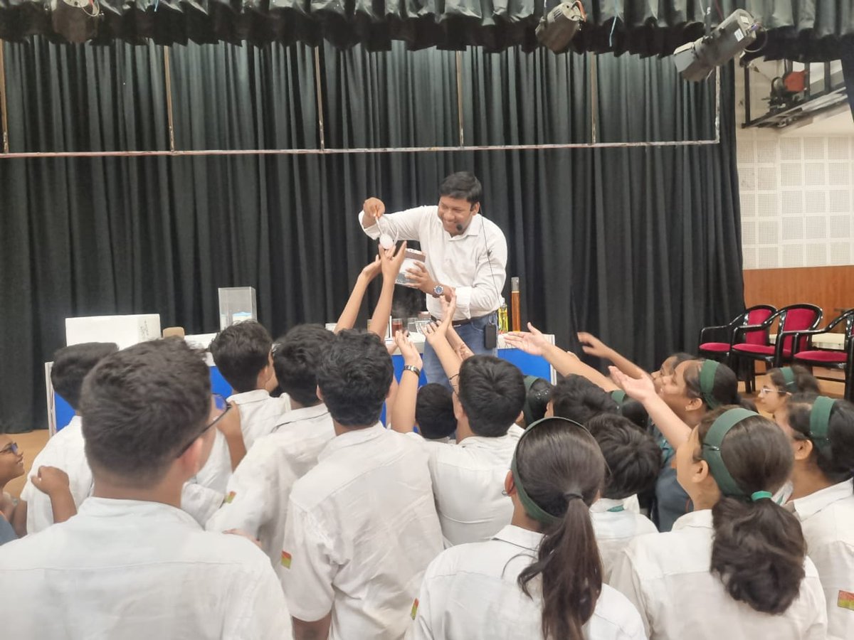 ssc_patna's tweet image. 𝐒𝐜𝐢𝐞𝐧𝐜𝐞 𝐃𝐞𝐦𝐨𝐧𝐬𝐭𝐫𝐚𝐭𝐢𝐨𝐧 𝐋𝐞𝐜𝐭𝐮𝐫𝐞
A #sciencedemonstrationlecture was organized for Delhi Public School, Chandmari, Patna on the topic: &quot;Fun with Dry Ice&quot; in the premises of @ssc_patna a unit of @ncsmgoi @MinOfCultureGoI. Some glimpses of the demonstration.