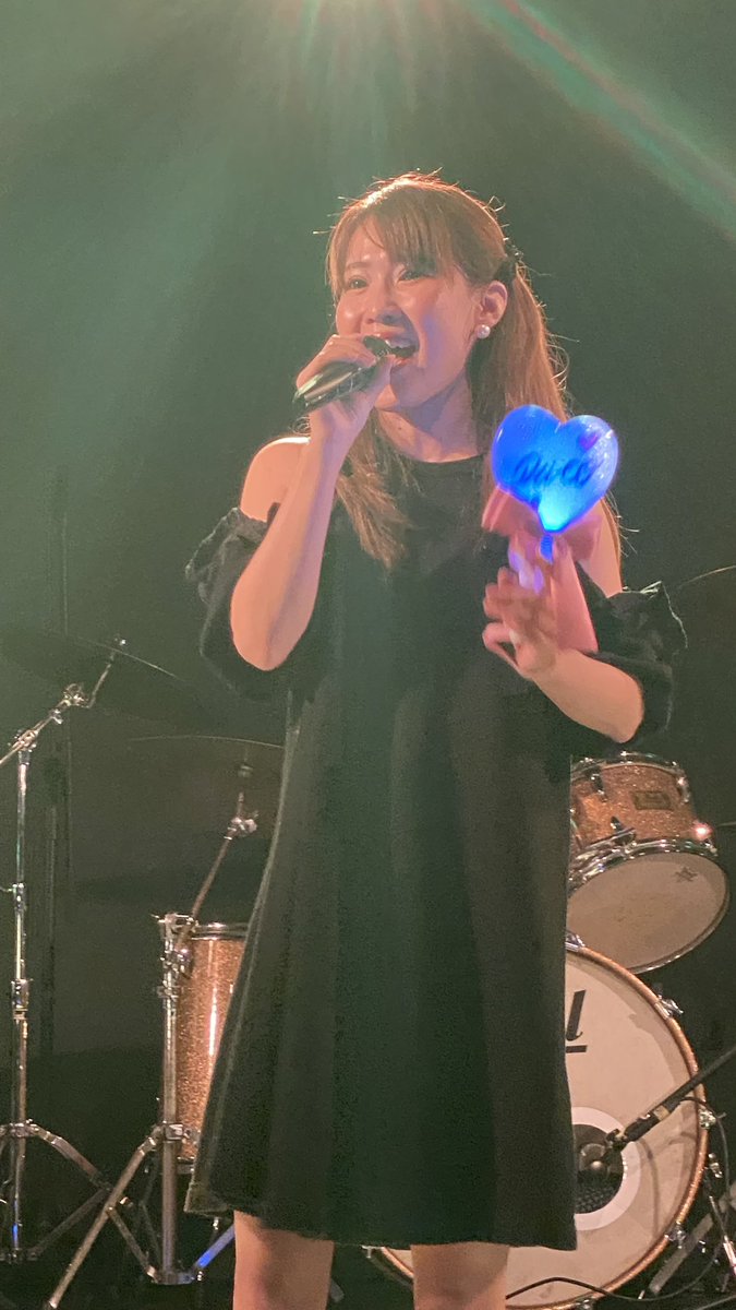 ytxuVk33lh2q2tR's tweet photo. #小林さや さんの企画ライブ
#ReservetheDay 特別編
ミニレポート Vol.2

２番手は、急遽ライブが入ってテンションが上がっている・・・
#Mi_CO さん です🎀
（アンダーバーの部分はセンターバーです）

夏の曲、懐かしの曲、おなじみの曲まで、レパートリーが豊富なオリジナルが揃っていました🌈 https://t.co/ForDJqJea9