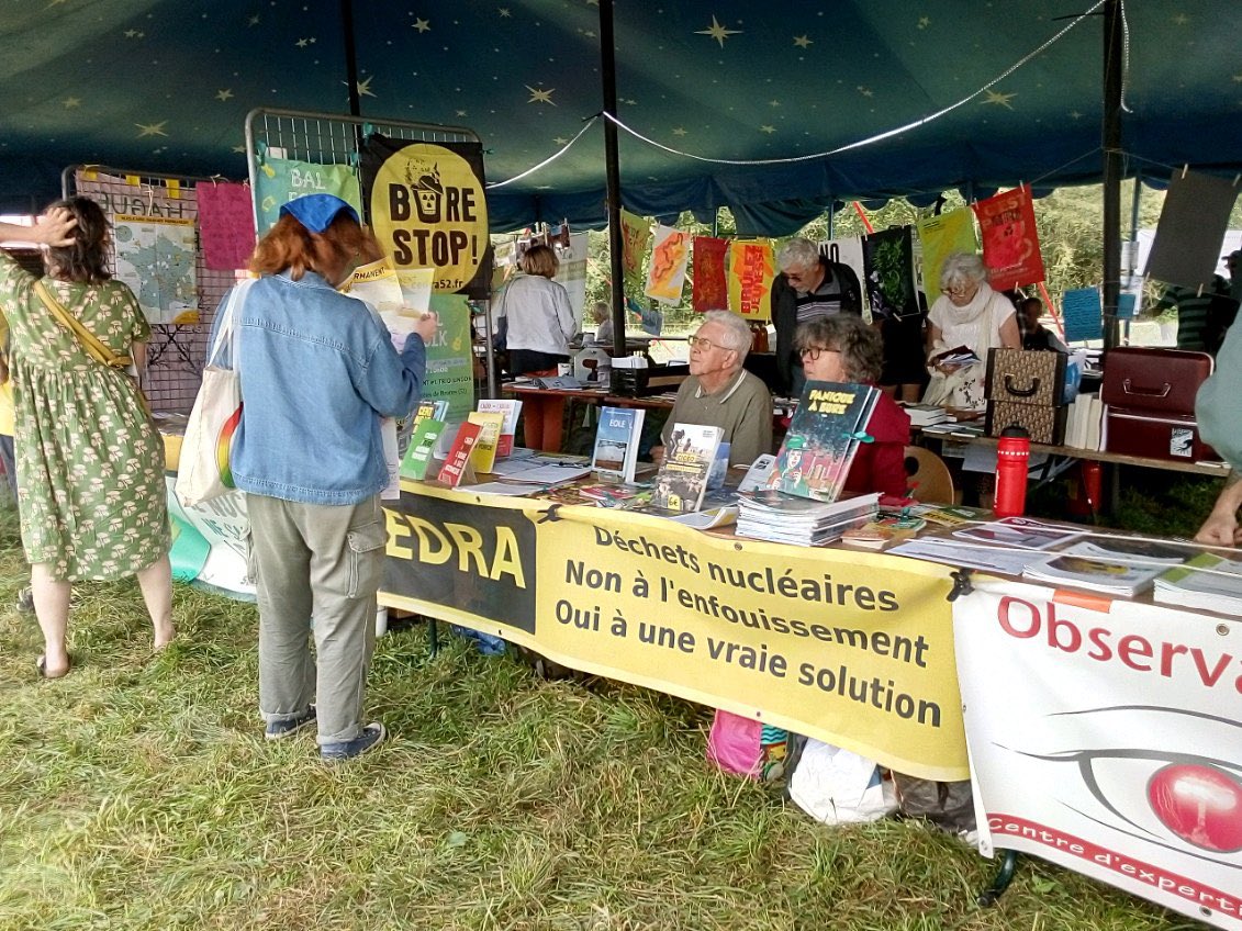 cedra_collectif's tweet photo. Le soleil est timide mais nous sommes en place et nous vous attendons pour échanger ! ☀️ 
Au programme, conférences, projections, spectacles… Le choix est vaste ! 🎪 
 #Stopcigeo #Bure #niiciniailleurs https://t.co/ZS2dpvgX2B
