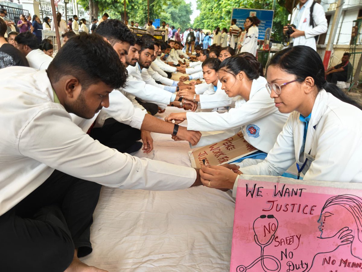 drsfaizanahmad's tweet photo. Unite in this black Rakshabndhan.

Not just the rituals , it’s time to demonstrate true meaning of Rakshabndhan. 

This Rakshabndhan every male doctor should take oath to protect their female resident doctor , nurse and all female staff .

-KGMU Lucknow 
#rakshabandhan2024 #BENGAL_HORROR  #KolkataDoctor