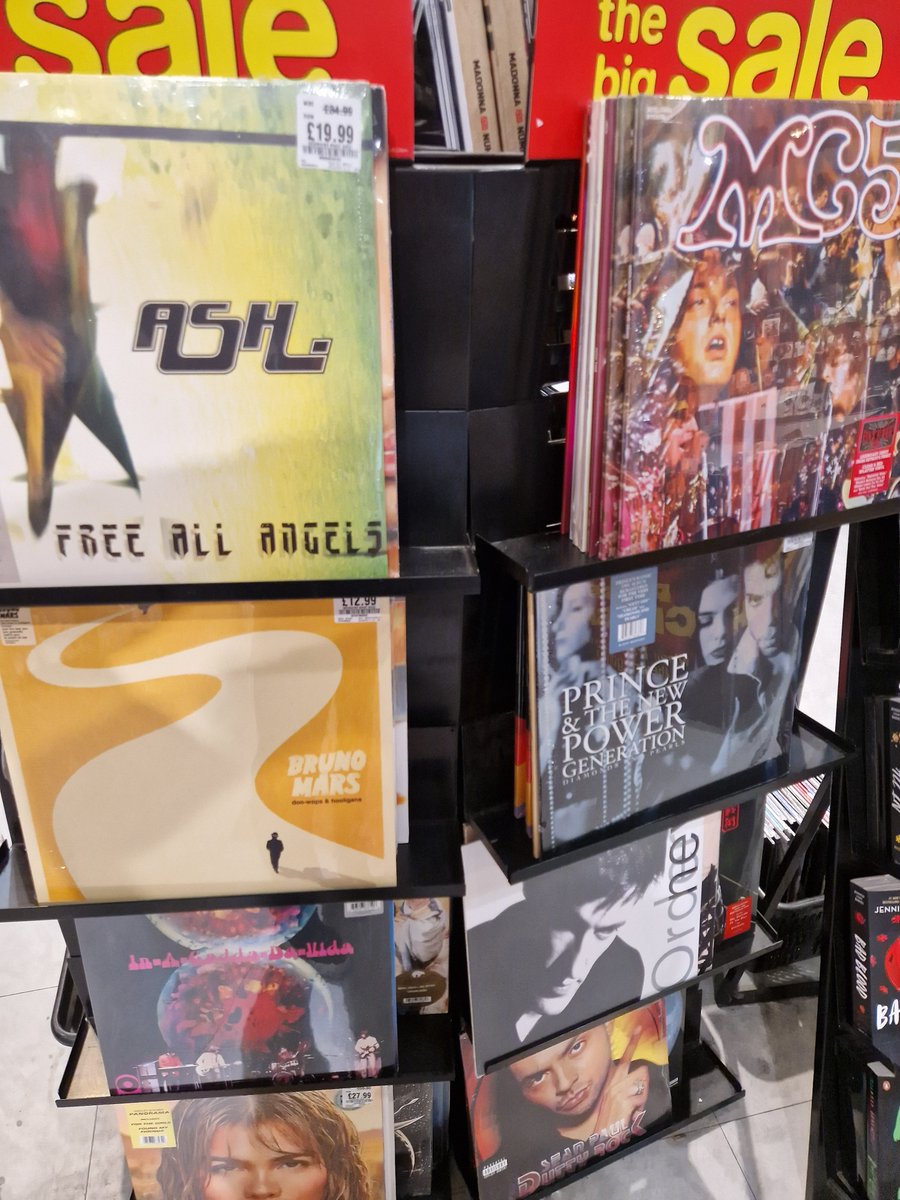 hmv_Worthing's tweet photo. Our vinyl sale is now even bigger! Loads of new bargains and further reductions instore now! #hmvBigSummerSale #vinyl https://t.co/q9hHmIa85A