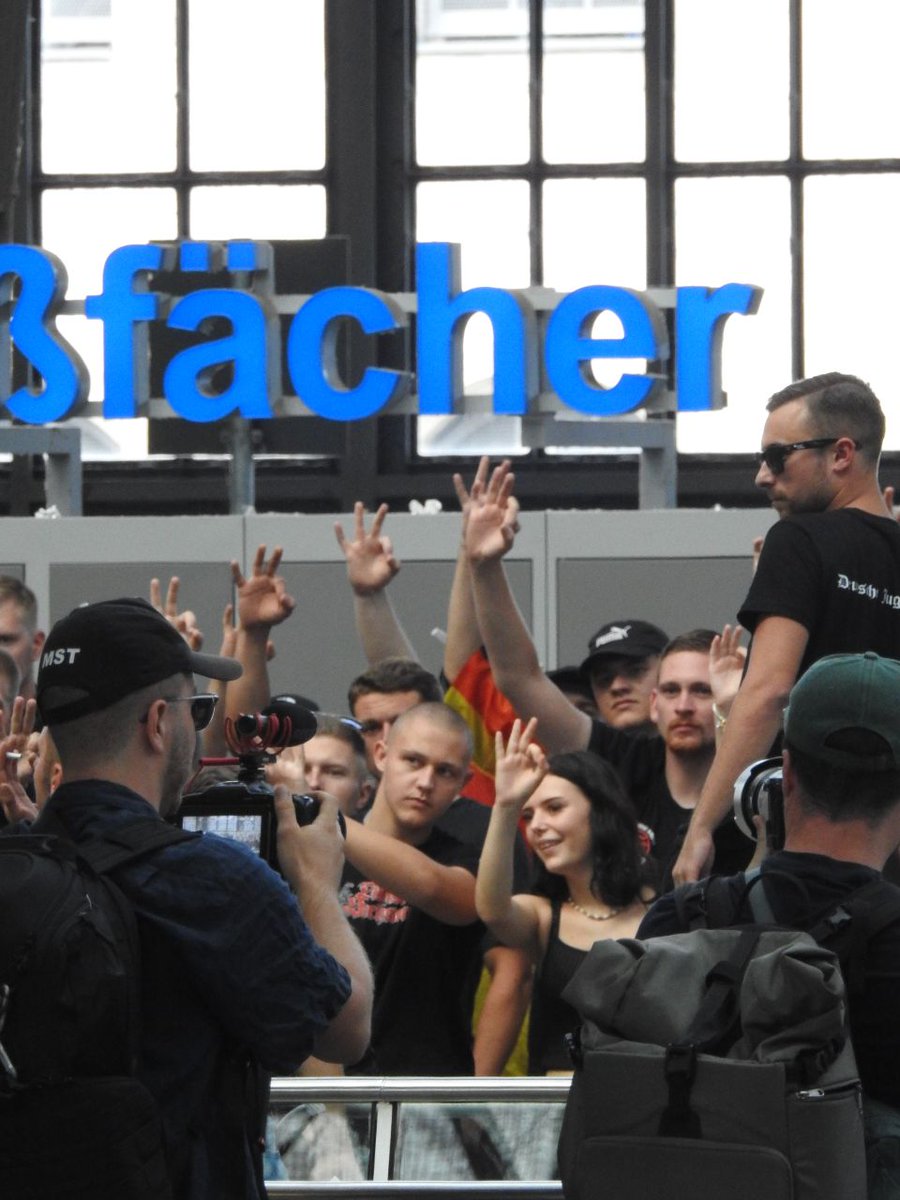 [14:25] Auffällig bei #le1708 heute:
Den Aufrufen der Faschos folgten auffällig viele Jugendliche.

Diese zeigten mehrfach das White Power Zeichen und deuteten den Hitlergruß an.
#Leipzig #Jugendstehtauf #CSDLeipzig
