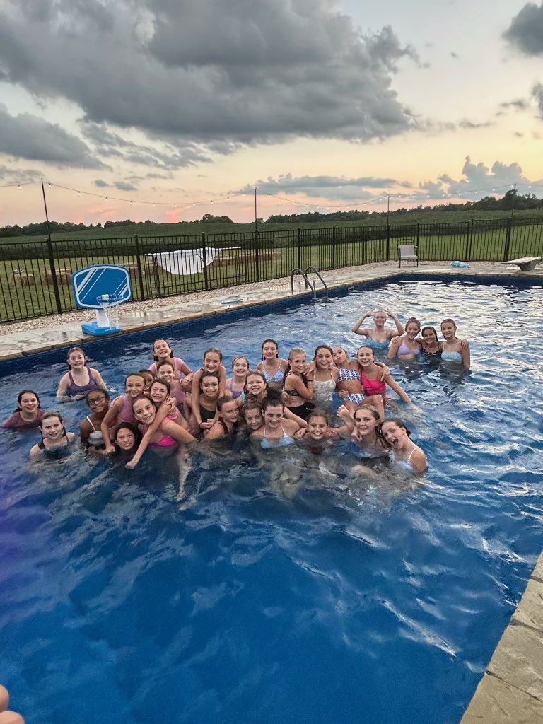 🥳 Fun Friday for BGJHS Cheer!!

🍦Popsicles with The Purples 
👯‍♀️Team Bonding