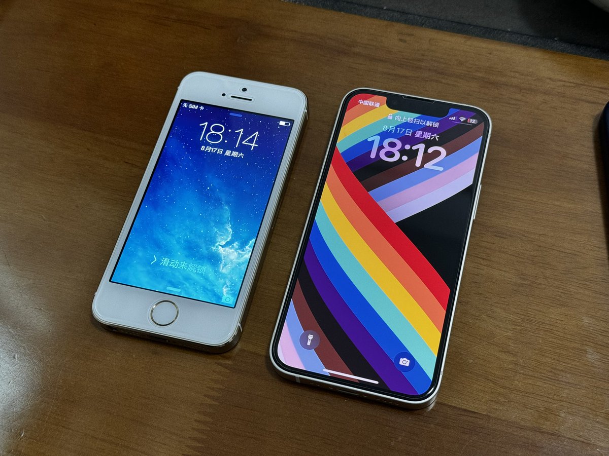 L0vetodream's tweet photo. good old days  
5S vs 13mini https://t.co/2f83I1er8K