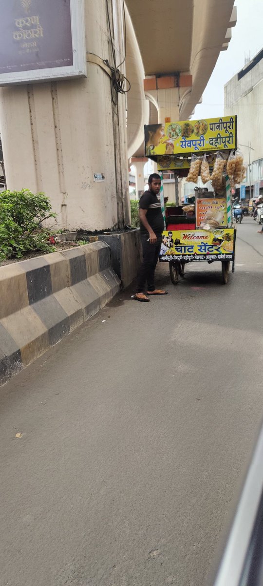 nick2086's tweet photo. The rude street vendor placed his cart in the middle of the road near Sitauldi Metro Interchange, Glocal mall. @trafficngp @NagpurPolice @ngpnmc https://t.co/FDCYcbtXAE