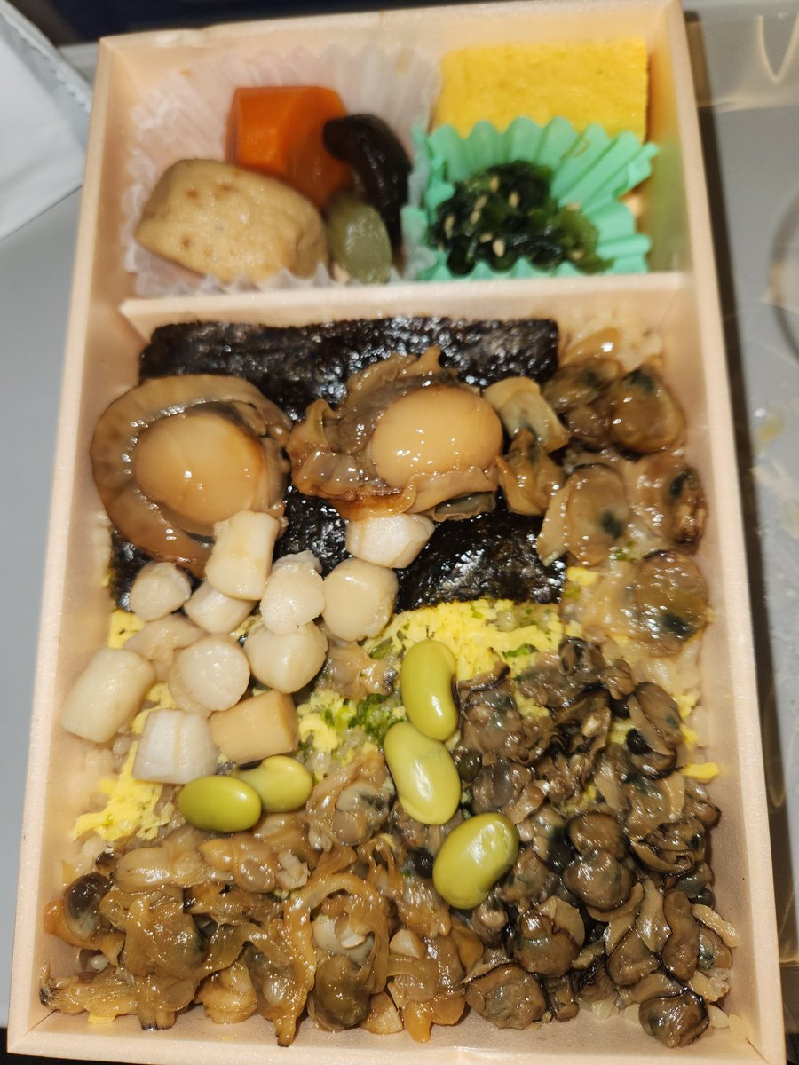 RimiyuL's tweet photo. ムジカーザからの生配信。あっという間に終わってしまいました💦定番の『貝づくし』駅弁を買い、帰路につきます🚅
#ムジカーザ
#三浦コウ https://t.co/lF4lzIY6G5